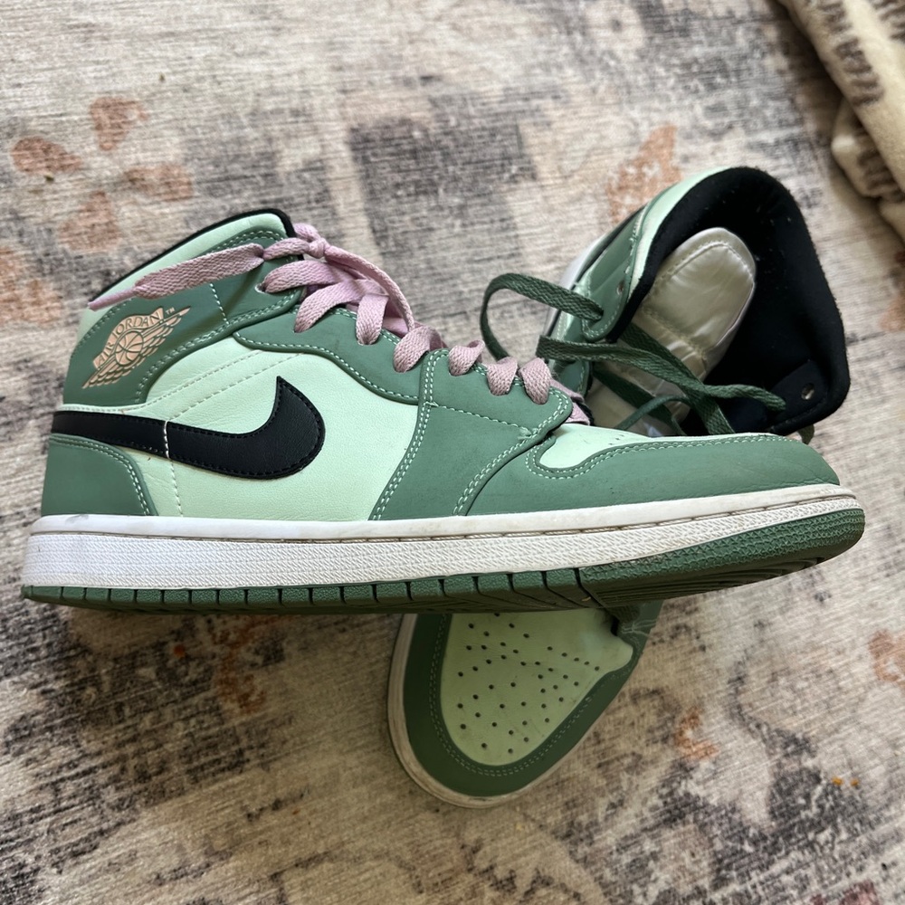Air Jordan 1 Mid SE “Dutch Green” Pink Green Laces US 8 excellent Wings Logo